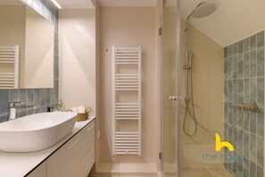 Hair dryer, towels - Cozy Hub: Work, Relax, Explore - Prime Location (Athina)