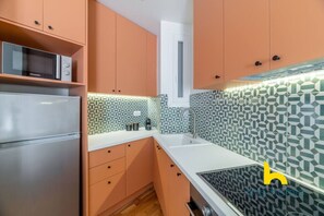 Kühlschrank, Mikrowelle, Ofen, Herdplatte