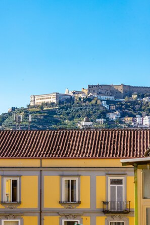 A building with a tiled roof and a balcony. - Oasis Flat Near San Gregorio Armeno (Naples)