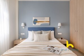 Desk, iron/ironing board, WiFi, bed sheets - Koukaki Elegance: Athenian Retreat near Acropolis! (Athina)