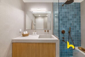 Hair dryer, towels - Koukaki Elegance: Athenian Retreat near Acropolis! (Athina)