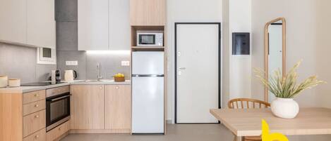 Réfrigérateur, micro-ondes, four, plaque de cuisson