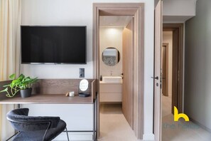 2 bedrooms, desk, iron/ironing board, WiFi