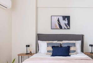 Escritorio, tabla de planchar con plancha, wifi y ropa de cama 