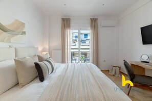 Desk, iron/ironing board, WiFi, bed sheets - Chic Koukaki Haven: Steps to Metro & Acropolis! (Athina)