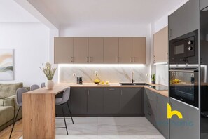 Wasserkocher mit Kaffee-/Teezubehör, Kühlschrank, Mikrowelle, Ofen
