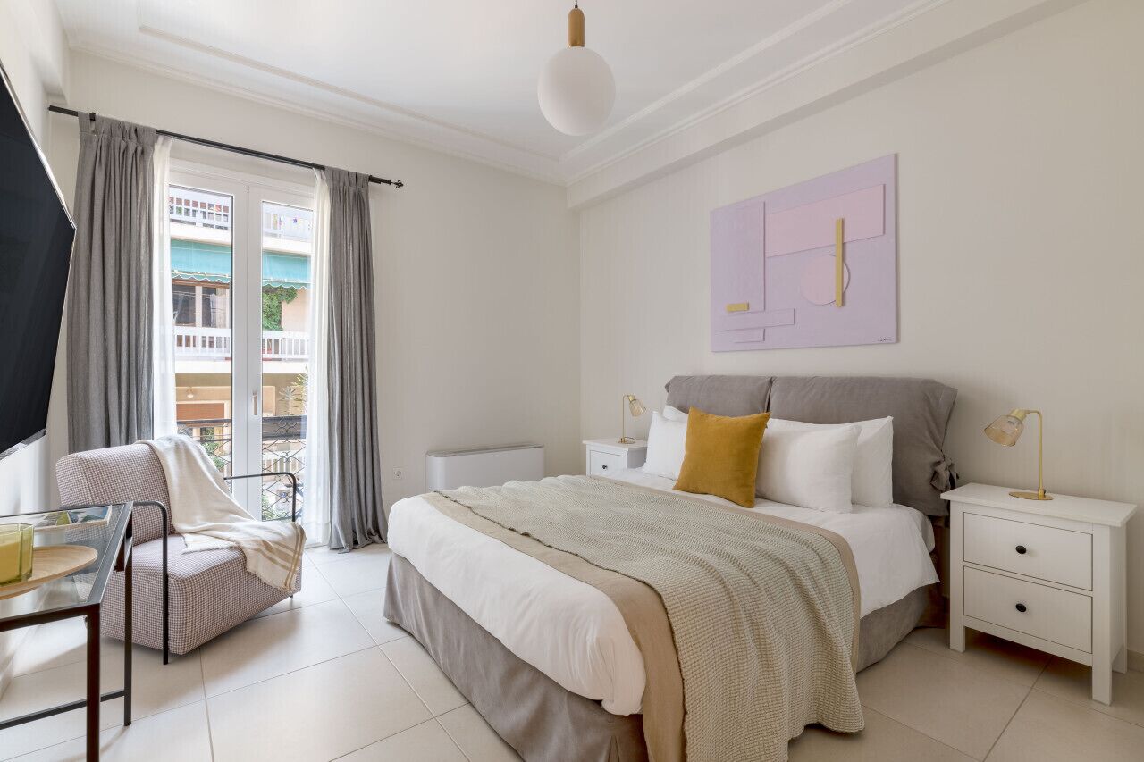 Tabla de planchar con plancha, wifi, ropa de cama