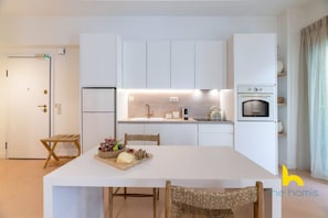 Wasserkocher mit Kaffee-/Teezubehör, Kühlschrank, Mikrowelle, Ofen