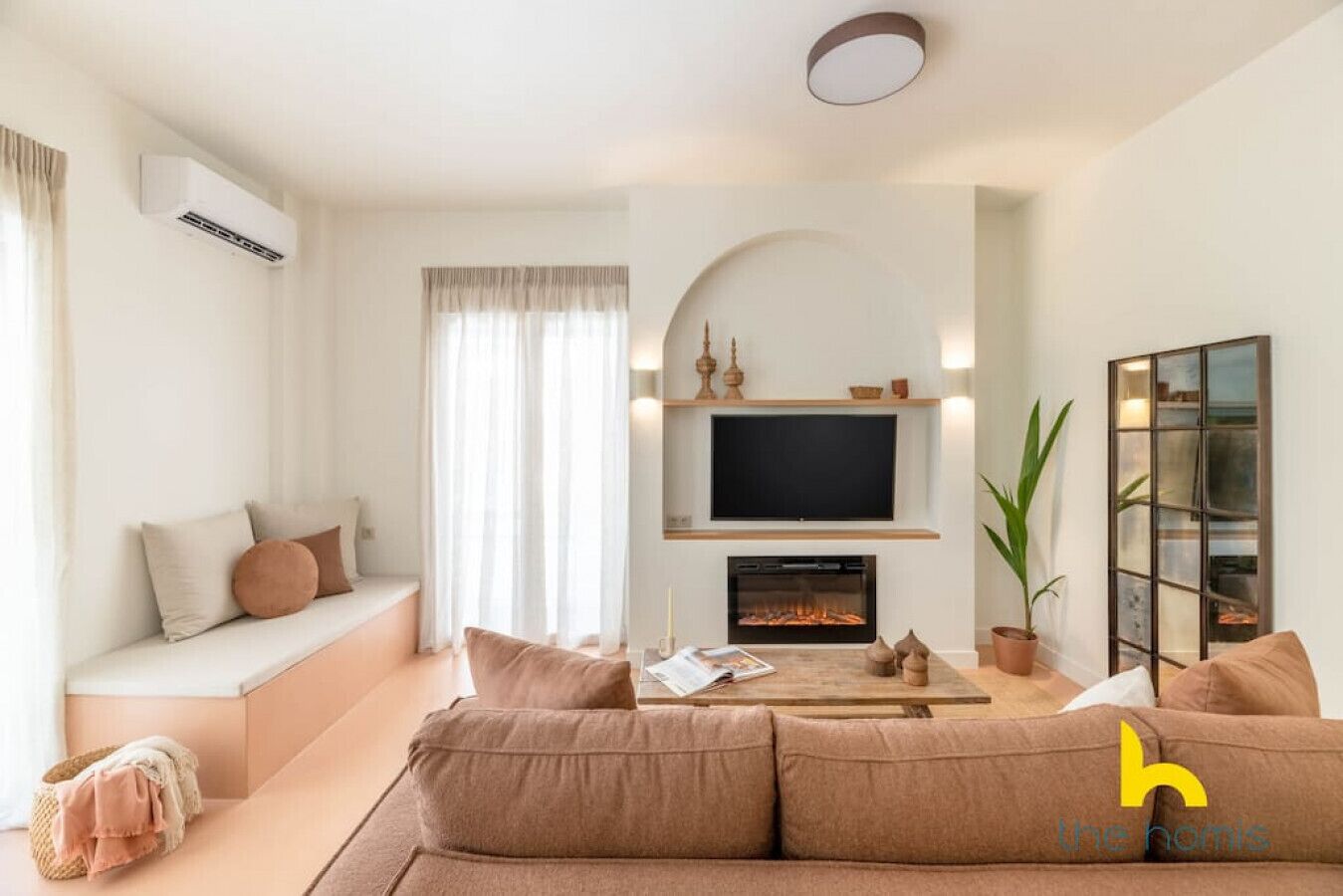 TV, fireplace