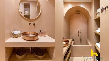 SĂšche-cheveux, serviettes fournies