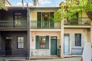 Exterior - Stylish 2-Bed House with Private Courtyard (Redfern)