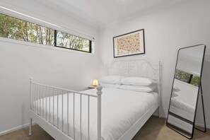 4 bedrooms, desk, iron/ironing board, Internet - Family Escape with Private Courtyard (Point Cook)