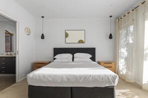 4 habitaciones, escritorio, tabla de planchar con plancha y internet 