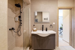 Hair dryer, towels - Downtown Hideaway: Steps from the Acropolis! (Athina)
