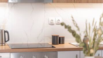Fridge, oven, stovetop, coffee/tea maker
