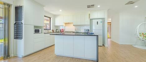 Kühlschrank, Mikrowelle, Ofen, Herdplatte