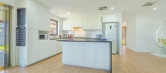 Lys og luftig tilfluktssted med hage