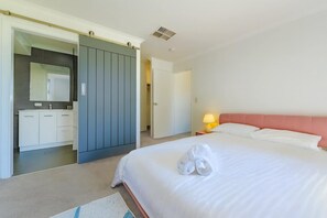 4 bedrooms, iron/ironing board, internet, bed sheets - Bright Airy Retreat with Garden (Waikiki)