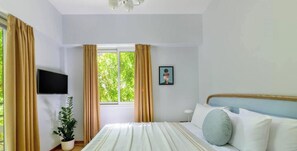 Desk, iron/ironing board, WiFi, bed sheets - Retro Radiance: Artistic Haven Near Acropolis (Athina)