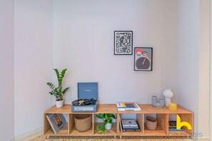 Interior - Retro Radiance: Artistic Haven Near Acropolis (Athina)