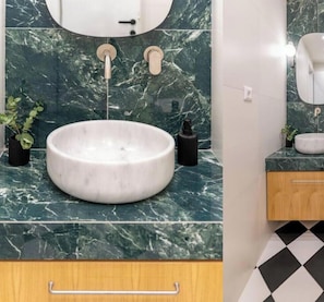 Hair dryer, towels, soap, shampoo - Chic Athens Retreat Near Acropolis, Metro & MoMa! (Athina)
