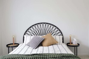 Strygejern/strygebræt, internetforbindelse, sengetøj