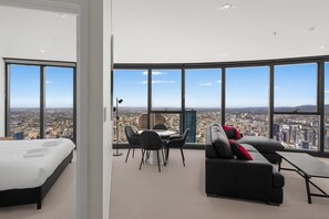 1 bedroom, desk, iron/ironing board, Internet - Panoramic Views Apartment & High-Rise Pool and Gym (Brisbane City)