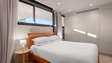 Fer et planche Ă repasser, lit parapluie, accĂšs Internet, draps fournis