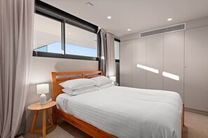 Iron/ironing board, travel cot, Internet, bed sheets - Modern 1-Bed with Tamarama Beach Views (Tamarama)
