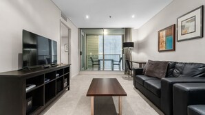 Smart TV, offices - 2-Bed City Retreat with Gym and Pool Access (Adelaide)