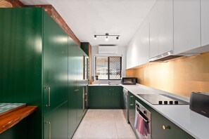 Fridge, microwave, oven, stovetop - Easy Beach Access from Tranquil Retreat (Curl Curl)