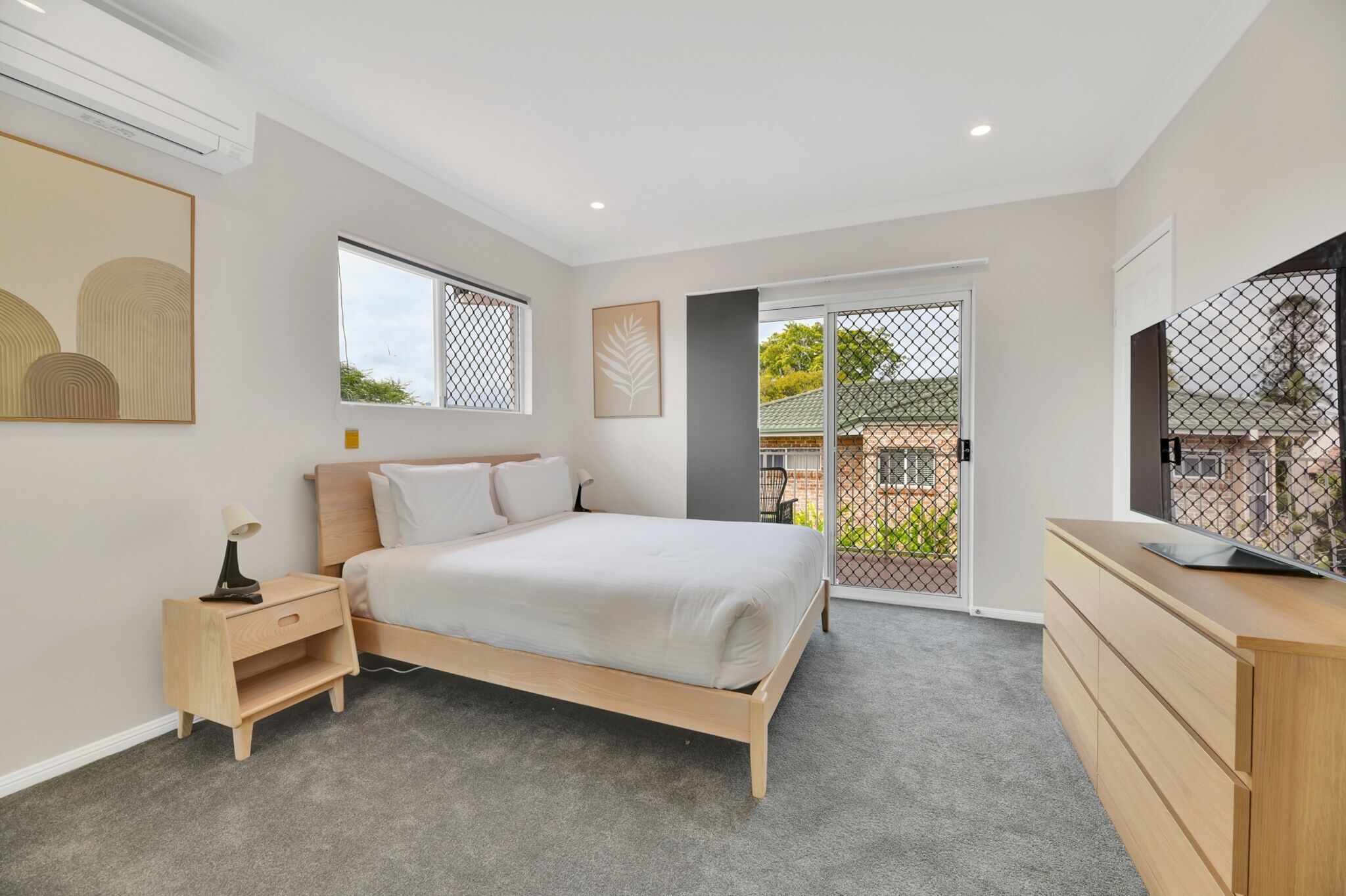 Iron/ironing board, bed sheets