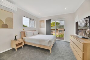 Iron/ironing board, bed sheets - Tranquil 3-Bed Unit with Lush Garden Views (Taringa)