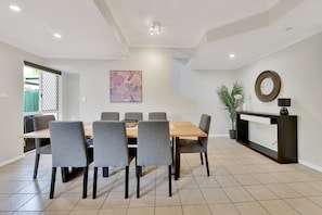 Dining - Tranquil 3-Bed Unit with Lush Garden Views (Taringa)