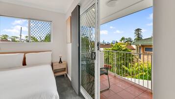 Iron/ironing board, bed sheets