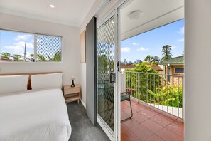 Iron/ironing board, bed sheets - Tranquil 3-Bed Unit with Lush Garden Views (Taringa)