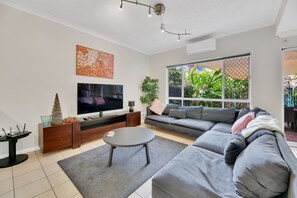 Smart TV - Tranquil 3-Bed Unit with Lush Garden Views (Taringa)