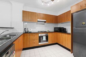 Coffee/tea maker, fridge, microwave, oven - Bright Marrickville Flat with Balcony & Parking (Marrickville)