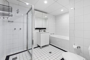 Hair dryer, towels - Bright Marrickville Flat with Balcony & Parking (Marrickville)