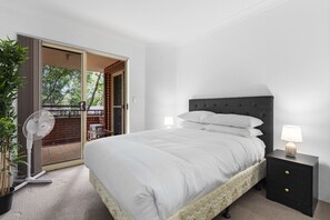 2 bedrooms, desk, iron/ironing board, Internet - Bright Marrickville Flat with Balcony & Parking (Marrickville)