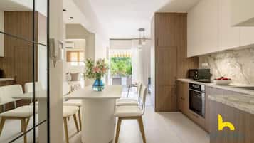 Réfrigérateur, four à micro-ondes, un four, surface de cuisson