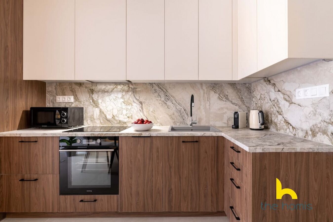 Réfrigérateur, four à micro-ondes, un four, surface de cuisson