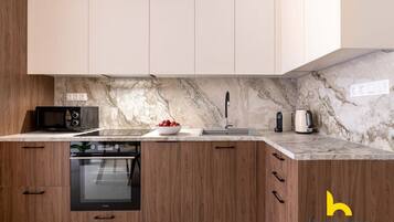 Réfrigérateur, four à micro-ondes, un four, surface de cuisson