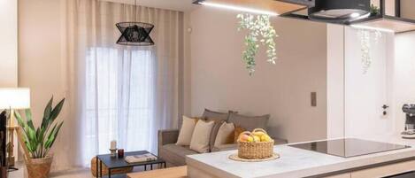 Kylskåp, ugn, spishäll och kaffe- och tebryggare