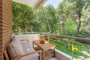 Property grounds - Riviera Haven: Serene Sunny Retreat Near Seaside! (Vouliagmeni)