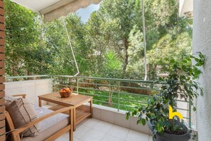 Property grounds - Riviera Haven: Serene Sunny Retreat Near Seaside! (Vouliagmeni)