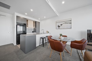 Dining - Apartment with Gym and Indoor Pool Access (Phillip)