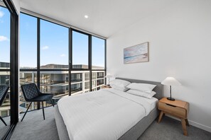 1 bedroom, desk, iron/ironing board, Internet - Apartment with Gym and Indoor Pool Access (Phillip)