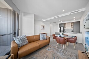 Smart TV, offices - Apartment with Gym and Indoor Pool Access (Phillip)