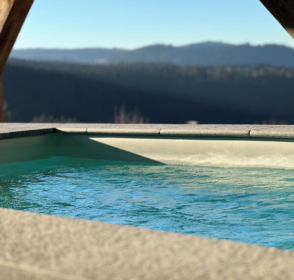 A pool with a view of mountains in the background. - Chalet Les Papis ⭐ Heated Pool • Sauna • Lake View • Gérardmer (Gérardmer)